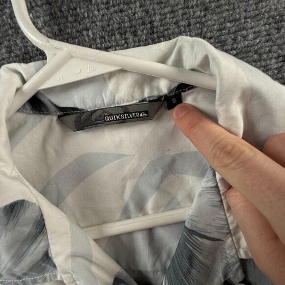 Quiksilver AOP Floral Gray White Button Up Shirt Short Sleeve Men Skate Surf SML - Picture 9 of 16